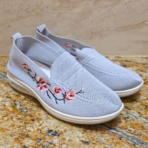 Floral Embroidered Women's Slip-On Shoes - Gray‎ Europen Size 41 (8/9) NWT